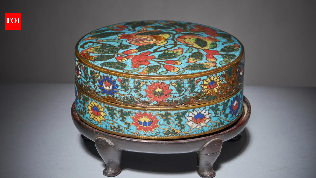 Rare Ming dynasty pomegranate box bought for £19 in 1946 sells for £288,000 after attic discovery