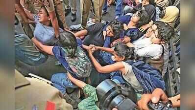 300 held for CJP stir on Day 2 in Mumbai, let off after UBT & MNS youth netas hit the ground