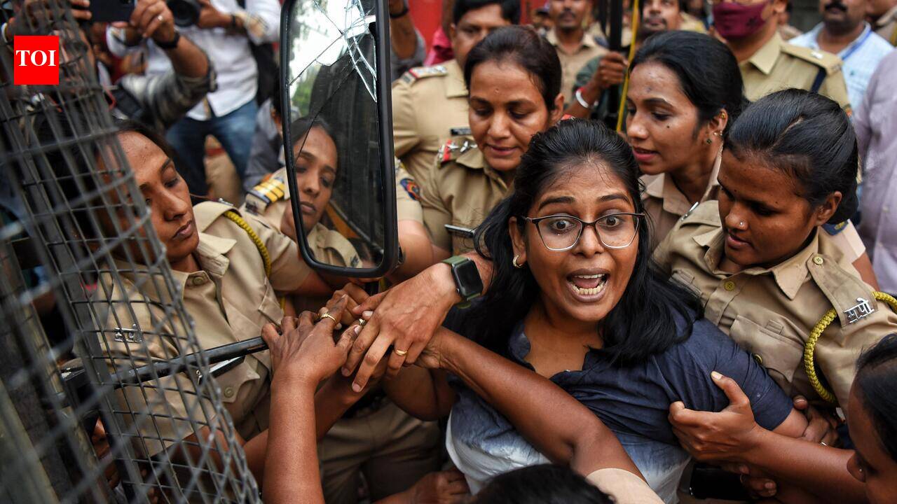Pune police crack down on youngsters protesting Special Intensive Revision on 2nd day