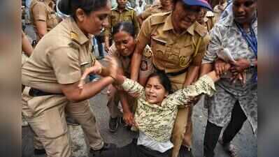 Pune police crack down on youngsters protesting Special Intensive Revision on 2nd day