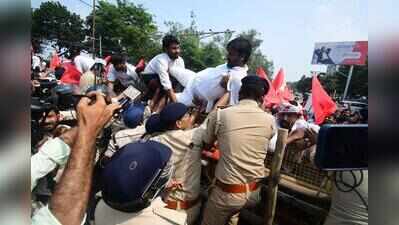 Students breach barricades during anti-SIR march in city