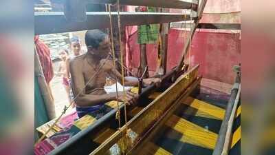 Weavers report low puja sales, blame middlemen