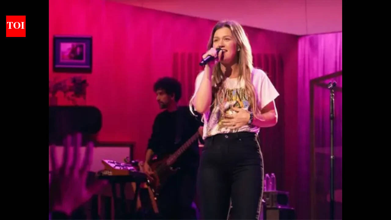 CCTV footage of Kelly Clarkson's interaction at Brooklyn store released; new video fuels debate - WATCH