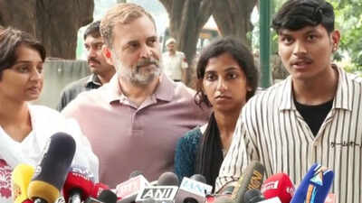 Rahul Gandhi stands with injured NSUI protesters, says 'nafrat ka jawab pyar se diya jaega'