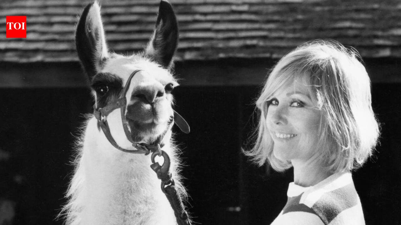 Kim Novak left Hollywood 60 years ago and moved to an Oregon ranch; she now shares it with horses, dogs, birds and a pet snake