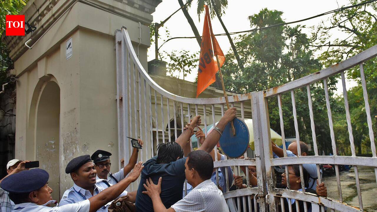 Vivekananda poster row erupts at Presidency, student unions trade charges