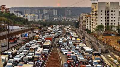 Heavy traffic expected on Pune-Mumbai Expressway, old highway; police urge use of public transport