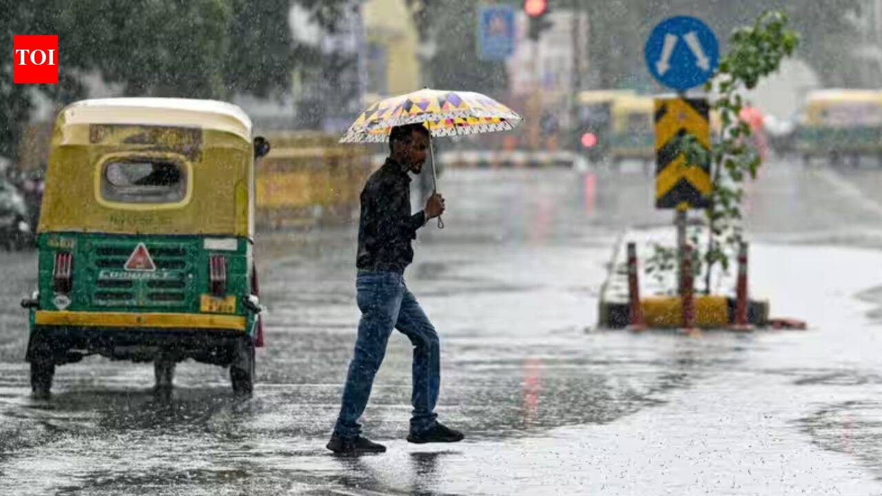 Heavy rain lashes Delhi-NCR, IMD issues orange alert