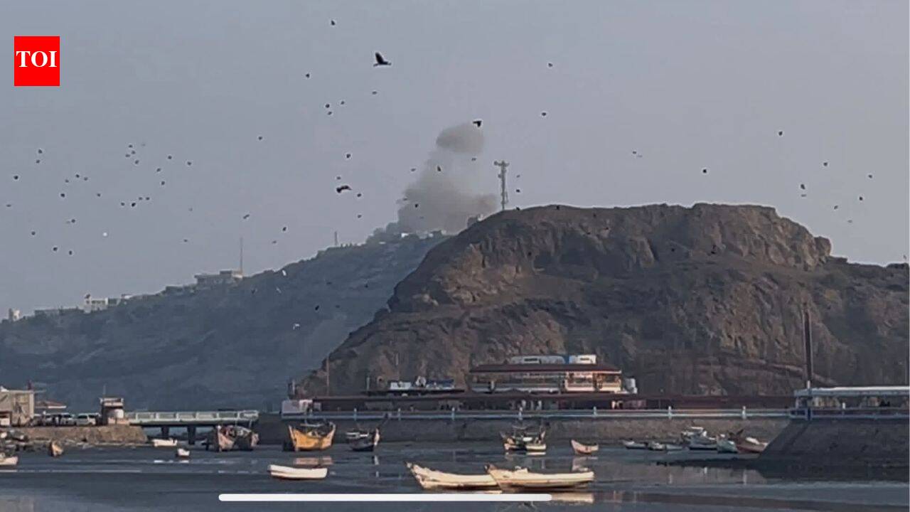 Video: Loud booms rock Yemen presidential palace as Houthis fire several missiles