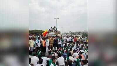 Cane farmers refuse to call off march despite CM’s appeal, demand sugar MSP first