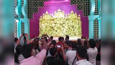 Revellers brave Panchami rain, throng pandals since morning
