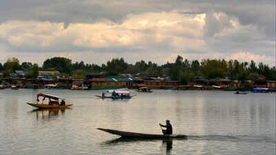 HC bars fuel-run boats on Dal Lake, pushes for cleaner alternatives