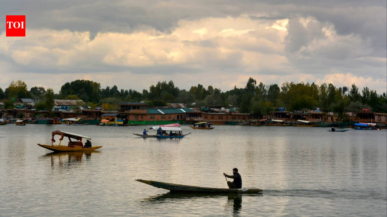 J&K High Court bars fuel-powered boats from Dal Lake