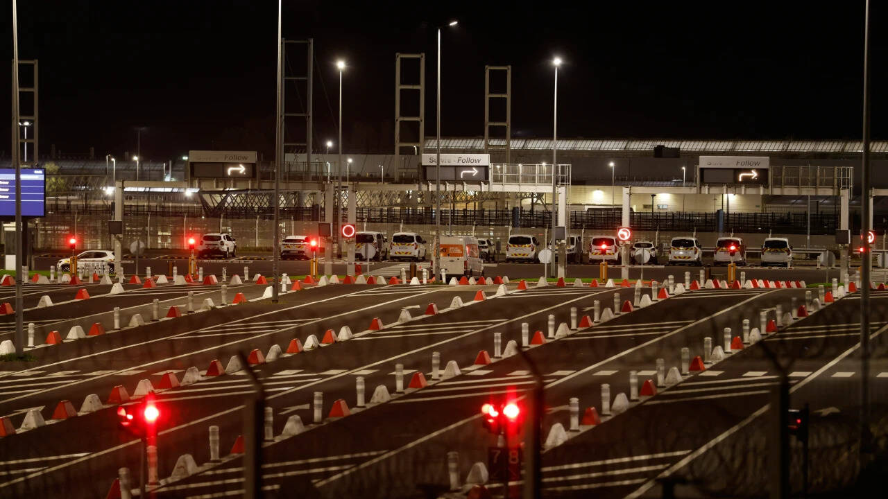 Eurotunnel Minibus Collision Injures 19 Workers in Coquelles
