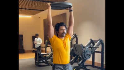 Vijay Deverakonda says he "was licking an ice cube to look shredded" while shooting for Liger: How does being water deficient impact muscle appearance