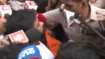 'I am alone': CJP's Dipke argues with cops during detention ahead of Tiranga march - watch