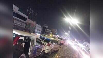EV crashes into divider, triggers six-vehicle pile-up on PVNR Expressway