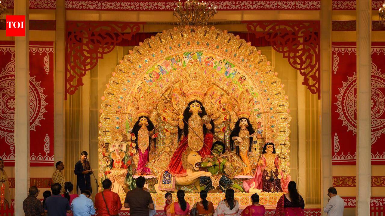 Gurgaon Durga Puja Pandals Recreate Rural Bengal, Mark 150 Years of Vande Mataram
