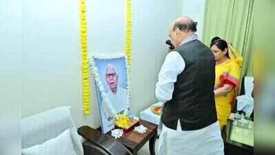 Rajnath visits ex-LU VC’s family, offers condolences