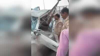 2 killed as oxygen cylinder-laden pickup rams divider