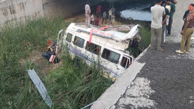 8 dead, 8 injured as mini bus plunges into 15-feet drain on Delhi-Mumbai Expressway near Kota