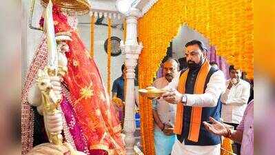 CM visits Durga Puja pandals, prays for prosperity of state