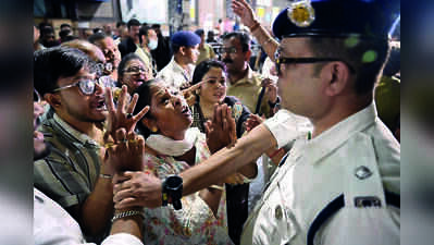 Chorbagan tragedy dampens puja spirit, pandal-hoppers abandon plans and head home