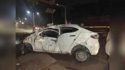 26-year-old man killed, 4 injured as car flips after crashing into divider