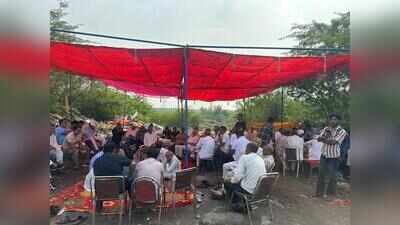 Cops detain protesters, form human chain to allow waste trucks into Aravalis in Faridabad