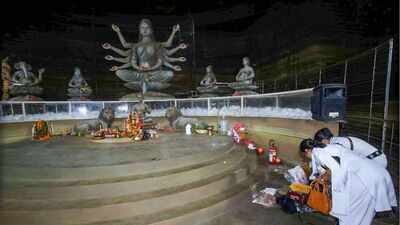 Darkness, rain, rush and an announcement: Inside Kolkata’s crowd-puller Chorbagan puja pandal stampede
