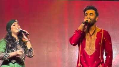 'Ramayana' star Ranbir Kapoor sings ‘Kabira’ with Harshdeep Kaur at Mumbai Durga Puja pandal, fans hail the impromptu ‘Yeh Jawaani Hai Deewani’ moment as ‘pure emotional bliss’ - WATCH