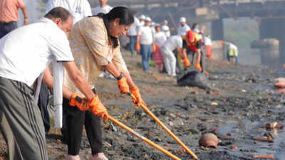 ‘Chalo Yamuna Abhiyan’: Delhi CM Rekha Gupta joins cleanliness drive at ITO; flags plastic, idol waste in river