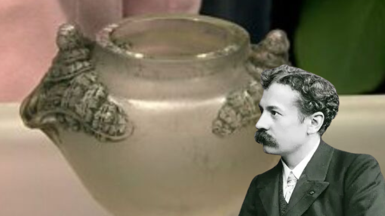£1 Vase Sold for £32,450 After Being Found at Car-Boot Sale