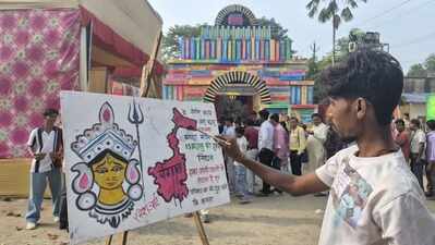 Dhanbad artist paints tribute to West Bengal stampede victims at Durga Puja pandal