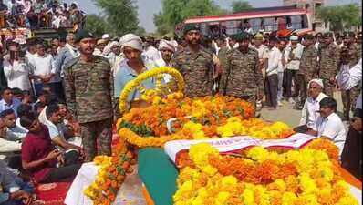 Agniveer Mahesh given final farewell in his village