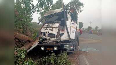Truck carrying devotees crashes into tree in Sikar dist, 23 injured