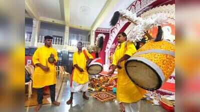Dhakis keep Bengal’s Pujo rhythms alive across cities and seasons
