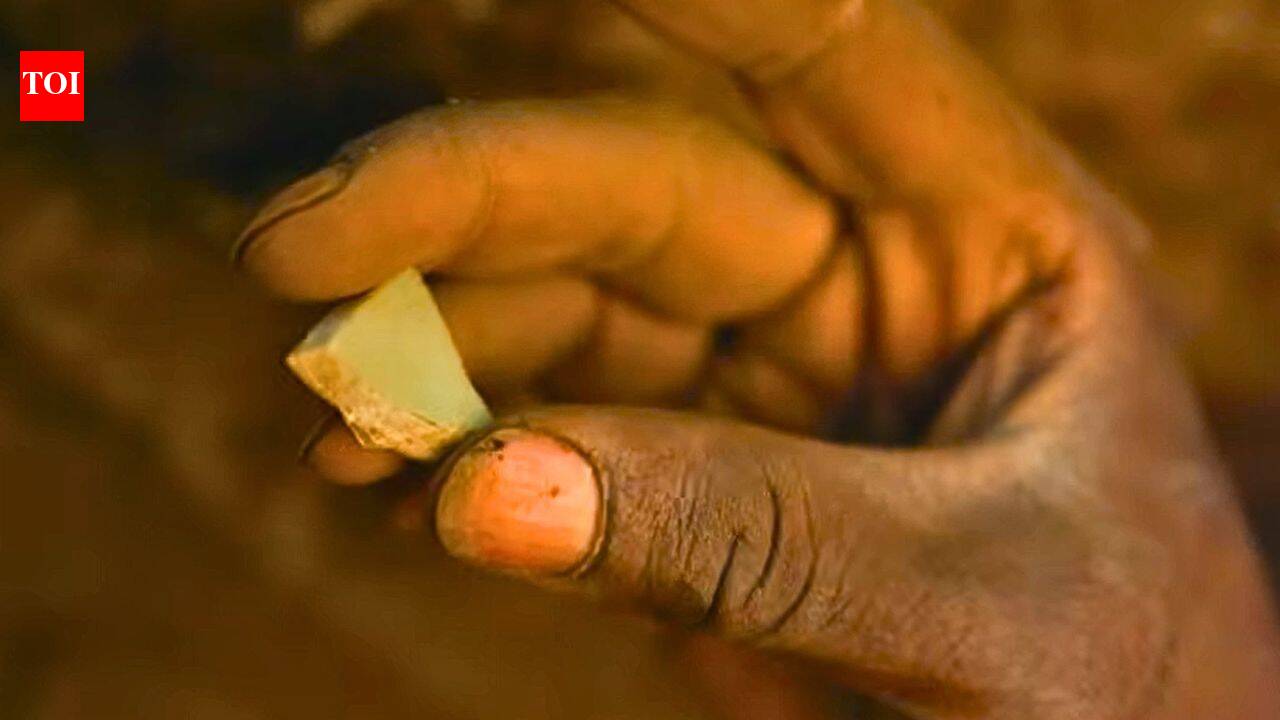 Tiny pottery shard links Great Zimbabwe to China, while glass beads reveal trade ties