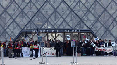 France unrest: Paris' Louvre Museum shut after student protesters block access