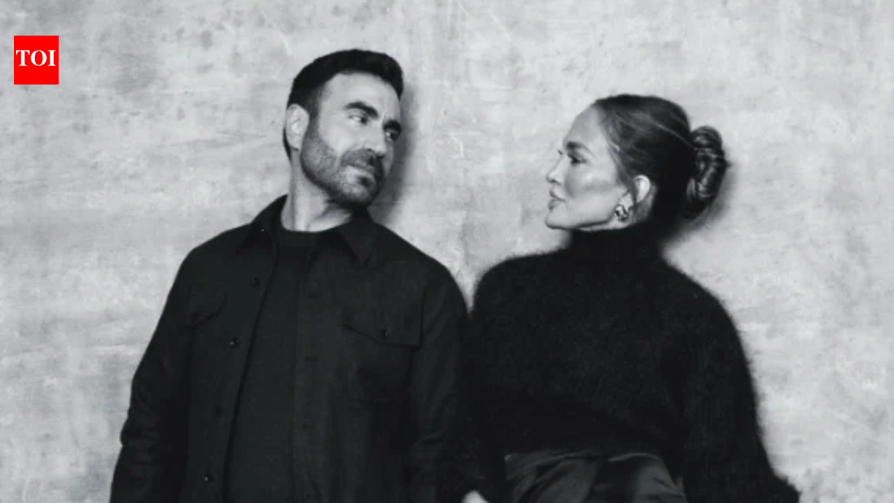 Jennifer Lopez and Brett Goldstein are reportedly casually dating