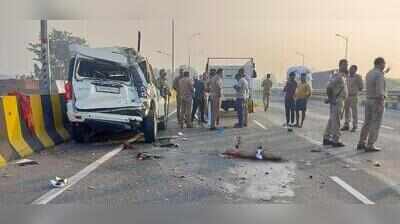 Selfie break ends in tragedy as truck hits pilgrims’ SUV, 5 killed