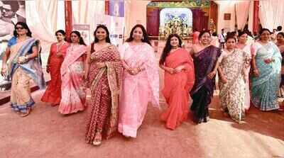 Pujo panache: Pandal-hoppers mix ethnic with mod, strut in style