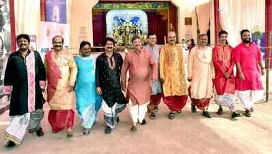 Pujo panache: Pandal-hoppers mix ethnic with mod, strut in style