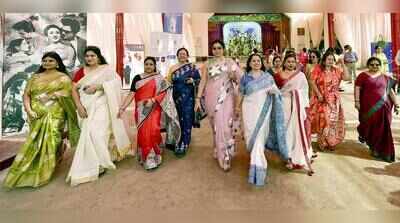 Pujo panache: Pandal-hoppers mix ethnic with mod, strut in style