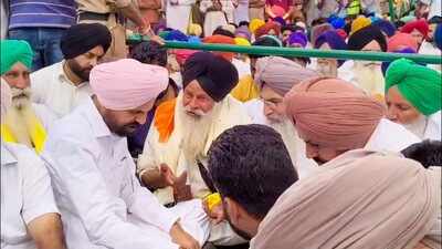 Shah promised CBI probe, action against gangsters 3 years ago, nothing happened: Moosewala’s father