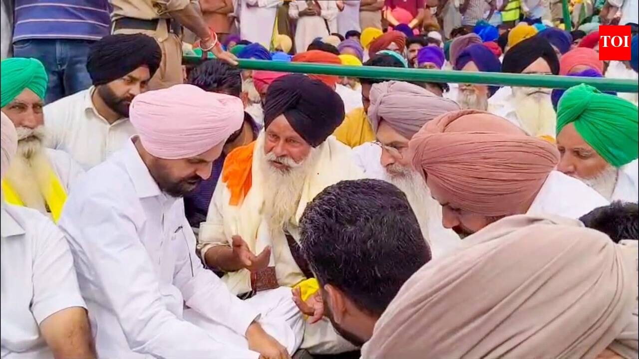 Shah promised CBI probe, action against gangsters 3 years ago, nothing happened: Moosewala’s father