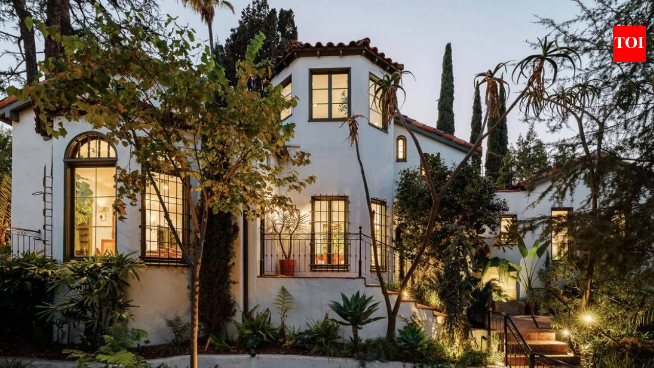 In 2016, a couple paid $1.05 million for a 1923 Hollywood villa built by Rudolph Valentino for Pola…