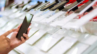 Smartphone shipments slip, Chinese brands lose ground