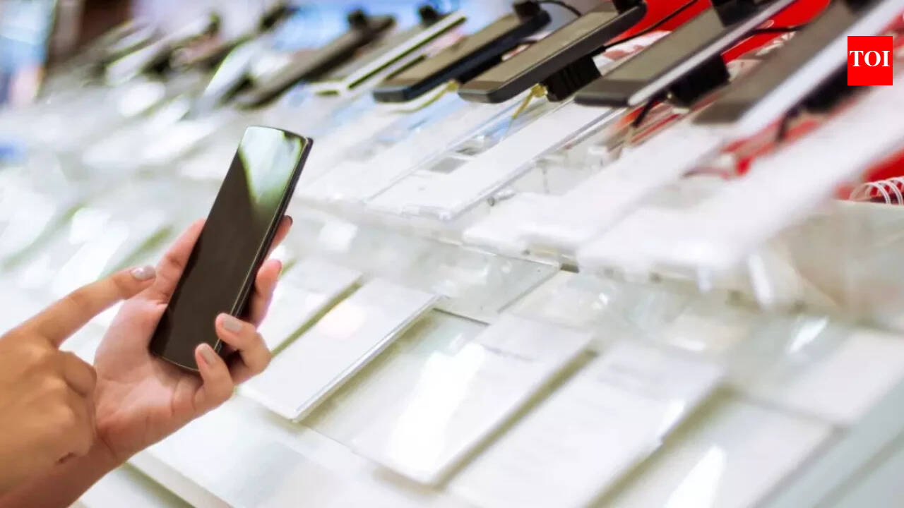 Smartphone shipments slip, Chinese brands lose ground