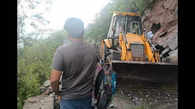 Tourists, commuters stranded as landslide disrupts traffic on Pollachi-Valparai Ghat Road for several hours
